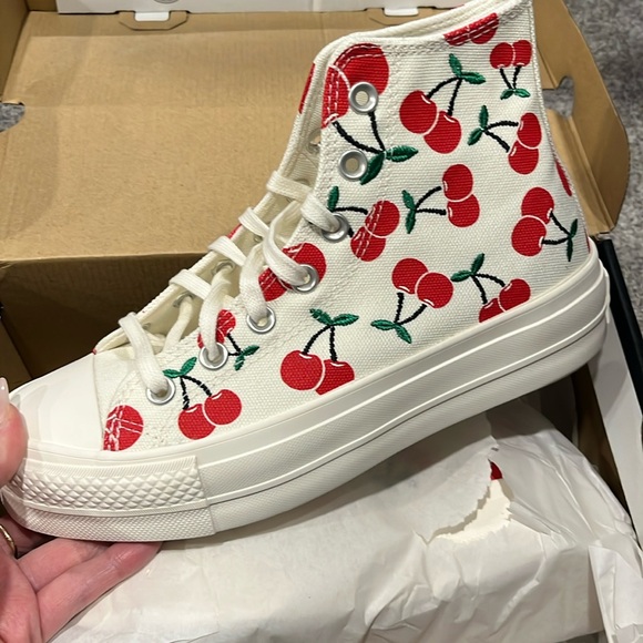 Brand new in box cherry platform converse - Picture 1 of 5
